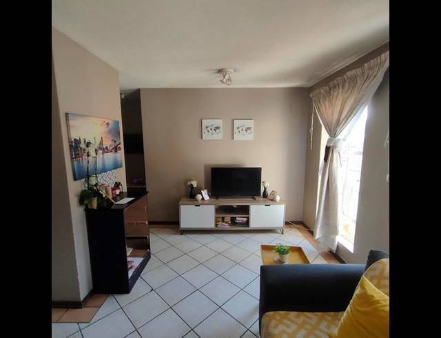 2 BEDROOM PROPERTY TO RENT IN DIE HOEWES
